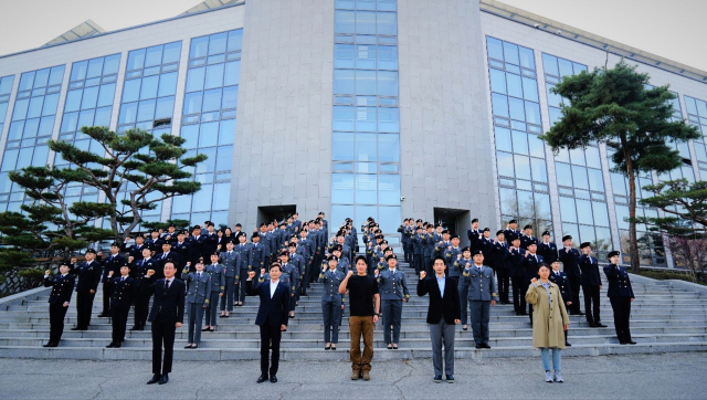 경북전문대 부사관학군단 후보생들이 파이팅을 외치고 있다. 경북전문대 제공
