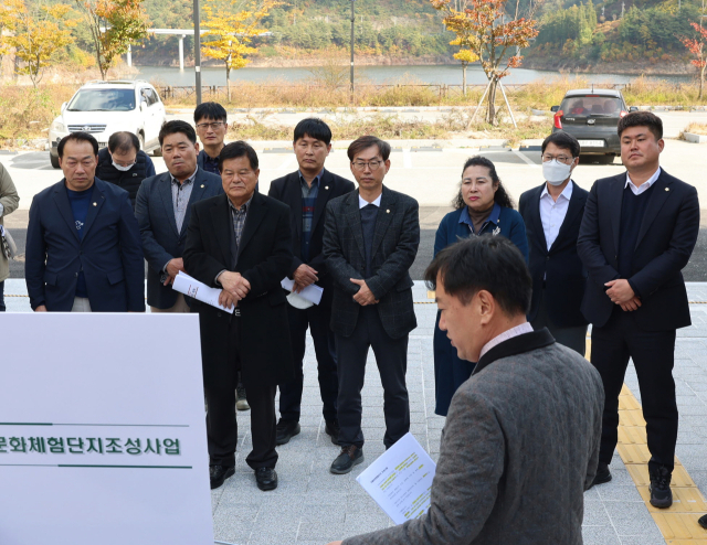 영주시의원들이 주요사업장을 방문, 관계 공무원으로부터 설명을 듣고 있다. 영주시의회 제공