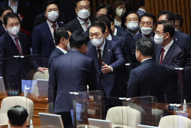 윤석열 대통령이 25일 오전 국회 본회의장에서 시정연설을 마친 뒤 장제원 의원과 인사를 나누며 어깨를 두드려주고 있다. 연합뉴스