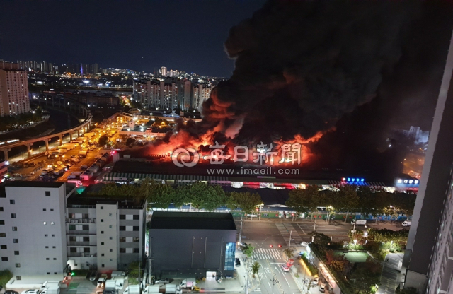 25일 오후 8시 27분께 대구 북구 매천동 농수산물 도매시장에서 원인을 알 수 없는 대형 화재가 발생해 소방 당국이 진화에 나서고 있다. 연합뉴스