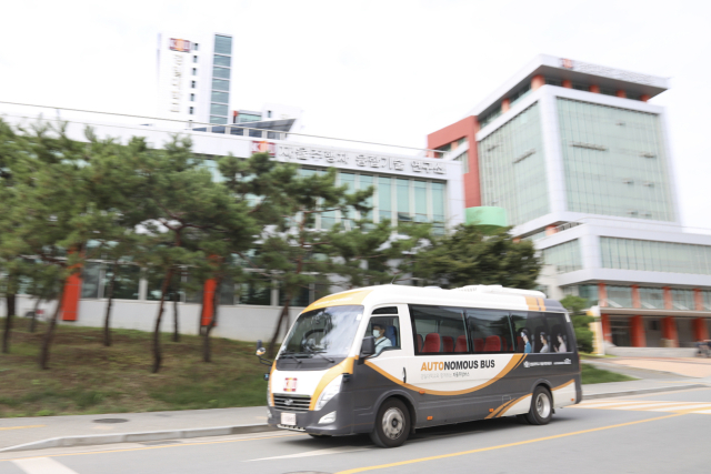 경일대가 경북도로부터 자율주행 모빌리티 실증 용역을 단독으로 수주했다. 자율주행 스쿨버스 주행 모습. 경일대 제공
