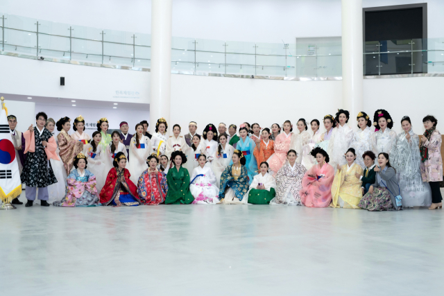 지난 25일 상주 한국한복진흥원에서 열린 궁중한복페스티벌에 참가한 시니어 모델 40명이 기념촬영을 하고 있다. 독도사랑범국민운동본부 제공