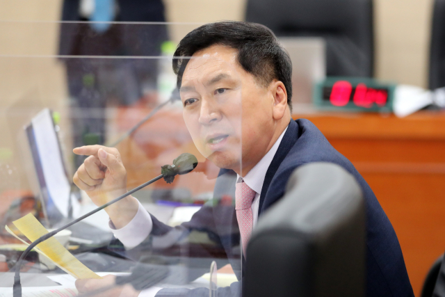 국민의힘 김기현 의원이 14일 경기도 용인시 지상작전사령부에서 열린 국회 국방위 국정감사에서 질의하고 있다. 연합뉴스