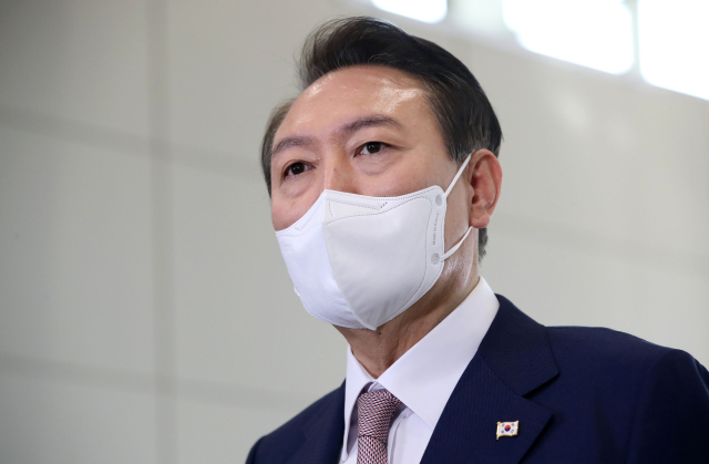 윤석열 대통령이 26일 오전 서울 용산 대통령실 청사로 출근, 취재진의 질문에 답하고 있다 연합뉴스