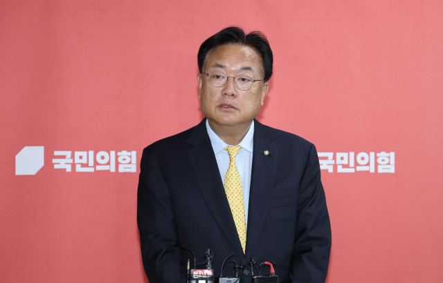 국민의힘 정진석 비상대책위원장이 24일 국회에서 열린 비상대책위원회의를 마친 뒤 취재진의 질문에 답변하고 있다. 연합뉴스