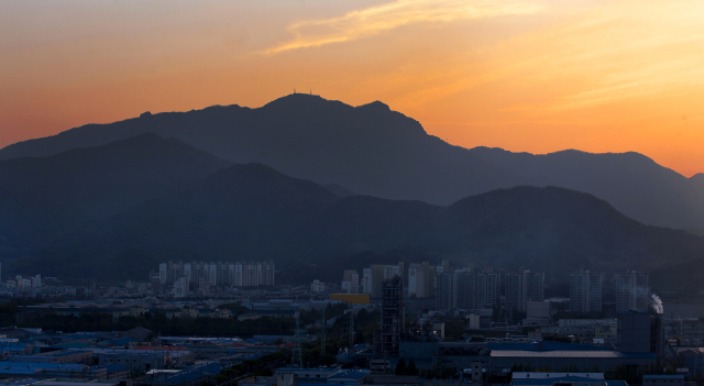 금오산은 이곳을 지나던 아도화상이 저녁놀 속으로 황금빛 까마귀가 나는 모습을 보고 이름지었다.