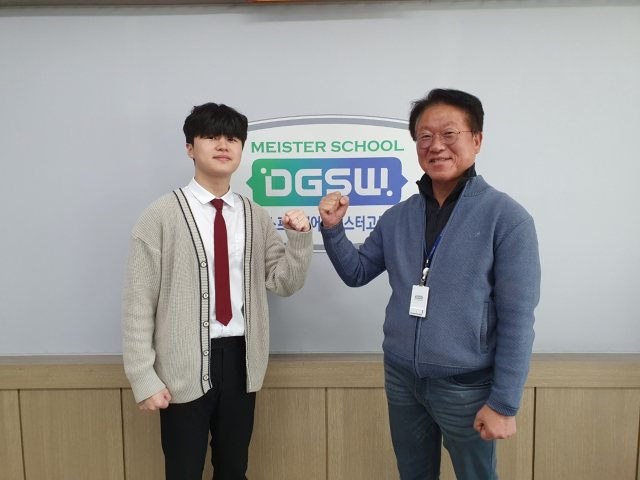 ㈜한컴위드 합격한 대구소프트웨어마이스터고 임베디드소프트웨어과 3학년 이동주(왼쪽) 학생과 박유현 대구소프트웨어마이스터고 교장.