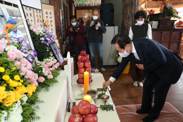 권기창 안동시장이 26일 안동 봉정사에서 열린 엘리자베스 2세 영국여왕 추모 행사에서 헌화하고 있다. 안동시 제공