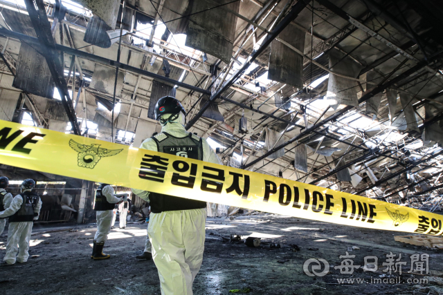 지난해 10월 26일 대구 북구 매천시장 A동 화재 현장에서 국립과학수사연구원과 경찰, 소방당국, 한국전기안전공사 등으로 구성된 합동감식반이 감식을 위해 진입하고 있다. 매일신문 DB