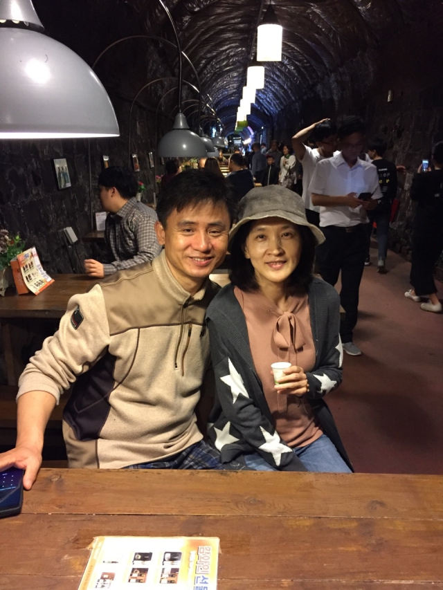 여행지에서 찍은 김학영(사진 왼쪽) 씨와 고 김소영(사진 오른쪽) 씨. 가족 제공.