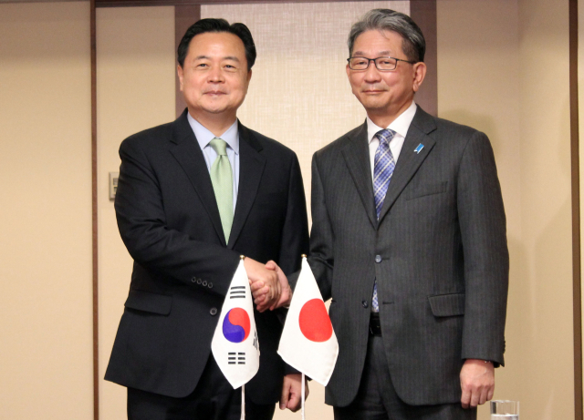 조현동 외교부 1차관(왼쪽)과 모리 다케오 일본 외무성 사무차관이 25일 도쿄 제국(데이코쿠) 호텔에서 열린 한일 외교차관 회담에 참석해 악수하고 있다. 조 차관은 한미일 3국 외교차관 협의회를 위해 일본을 찾았다. 연합뉴스