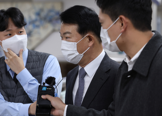 선거 불법 개입 혐의를 받고 있는 강신명 전 경찰청장이 26일 오후 서초동 서울중앙지법에서 열리는 1심 선고공판에 출석하고 있다. 연합뉴스