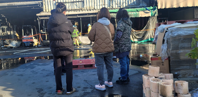 일부 상인들이 전소된 가게를 하염없이 바라만보고 있다. 심헌재 기자