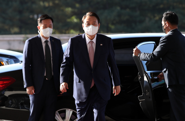 윤석열 대통령이 26일 오전 서울 용산 대통령실 청사로 출근하고 있다. 연합뉴스