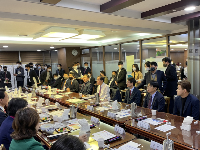 대구시와 국민의힘 소속 대구지역 국회의원들이 26일 오전 국회 의원회관에서 예산정책협의회를 갖고 있다. 김병훈 기자 kbh7133@imaeil.com