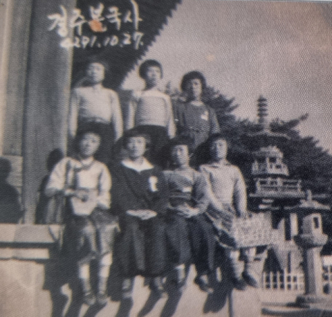 1950년대 장기초 학생들이 경주 불국사로 수학여행을 간 모습. 장기초 제공.
