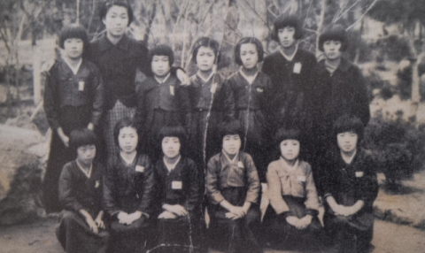 일제강점기 장기공립보통학교 학생들과 교사. 장기초 제공.