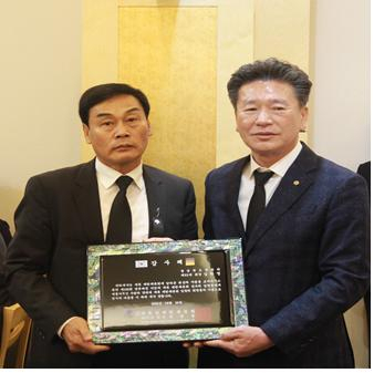 김하영 경북체육회장(오른쪽)이 지난 7~13일 울산시 일원에서 개최된 제103회 전국체육대회에 참가한 재독일선수단으로부터 감사패를 받고 있다. 경북체육회 제공