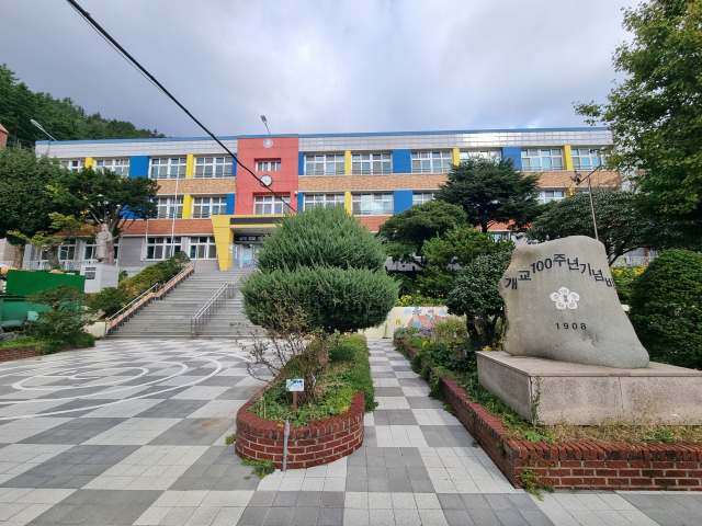 울릉초등학교 전경. 배형욱 기자