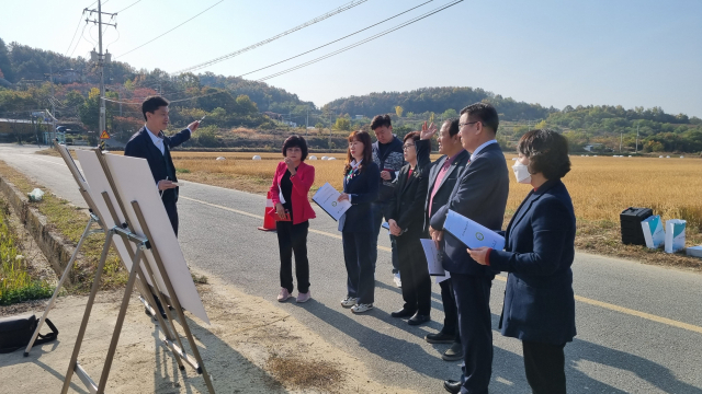 대구광역시 달서구의회 운영위원회 의원들이 대구경북 통합신공항 이전 예정지인 경북 군위군 소보면 내의리를 방문해 박인식(왼쪽) 군위군 공항추진단장으로부터 통합신공항 추진 현황을 브리핑 받고 있다. 군위군 제공
