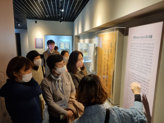 광주문화도시협의회가 27일 대구를 찾아 대구교육박물관에서 투어를 진행하고 있다. 정운철 기자 woon@imaeil.com