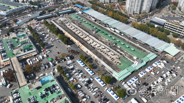 27일 오전 대구 북구 매천시장 농산A동 앞에 화재로 삶의 터전을 잃은 상인들을 위해 임시 점포로 사용될 몽골 텐트가 설치되고 있다. 안성완 기자 asw0727@imaeil.com