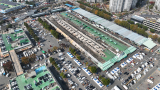 27일 오전 대구 북구 매천시장 농산A동 앞에 화재로 삶의 터전을 잃은 상인들을 위해 임시 점포로 사용될 몽골 텐트가 설치되고 있다. 안성완 기자 asw0727@imaeil.com