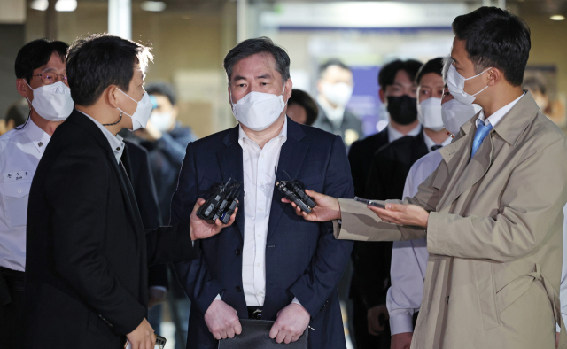 유동규 전 성남도시개발공사 본부장이 24일 오후 서울 서초구 서울중앙지법에서 열린 대장동 개발 사업 로비·특혜 의혹 관련 속행 공판을 마치고 나와 취재진의 질문에 답하고 있다. 연합뉴스