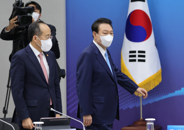 윤석열 대통령이 27일 오후 서울 용산 대통령실 청사에서 열린 제11차 비상경제민생회의에 입장하고 있다. 연합뉴스