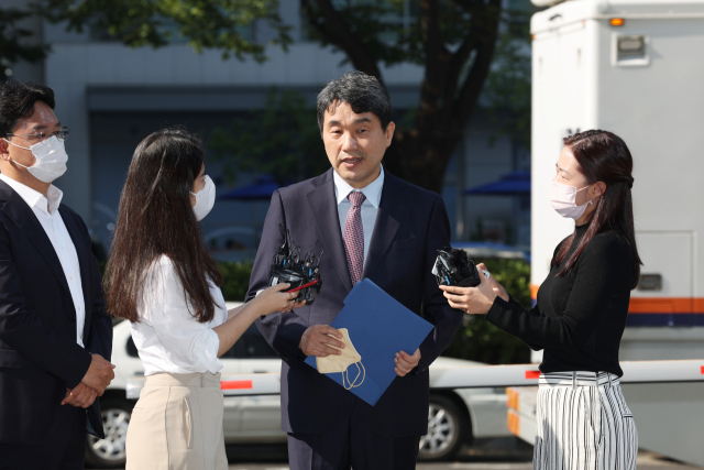 이주호 사회부총리 겸 교육부 장관 후보자가 지난달 30일 서울 여의도 한국교육시설안전원에 마련된 인사청문회 준비 사무실로 첫 출근을 하며 취재진의 질문에 답하고 있다. 연합뉴스