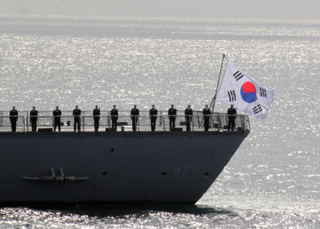 정부는 다음 달 6일 일본 가나가와현 사가미(相模)만에서 열리는 관함식에 우리 해군을 참가시키기로 27일 결정했다. 사진은 지난 2015년 10월 15일 한국 해군의 대조영함이 일본 가나가와(神奈川)현 앞 사가미(相模)만 해상에서 열린 일본 해상자위대 관함식 사전 행사에 참가하고 있는 모습. 연합뉴스