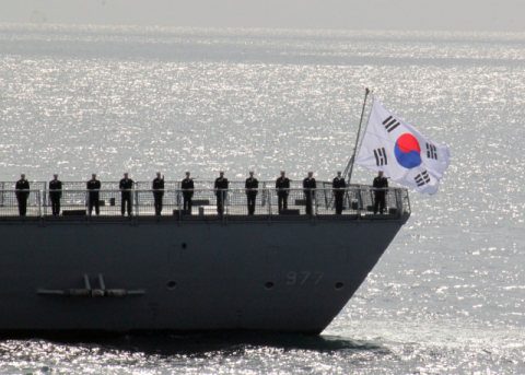 '日 관함식' 해군 참가 논란에…與 