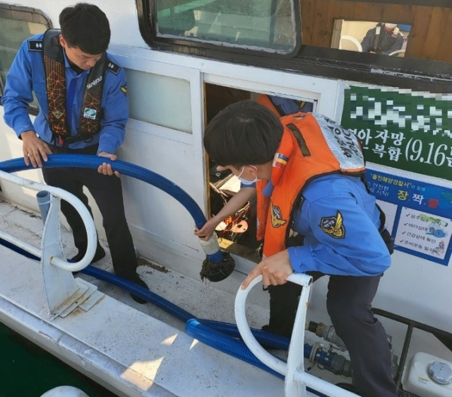 27일 오후 1시 40분쯤 경북 울진군 기성면 사동항 동쪽 5km 해상에서 후포 선적의 낚시어선 A호(9.16t)가 침수돼 해경이 사고 원인 조사에 나섰다. 울진해경 제공
