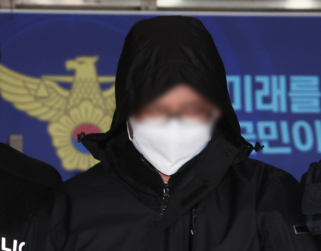 아내와 두 아들을 살해한 혐의로 긴급 체포된 A씨가 26일 오후 경기도 광명경찰서에서 유치장으로 압송되고 있다. A씨는 전날 오후 8시를 전후해 광명시 소하동 아파트에서 40대 아내 B씨와 10대 자녀인 중학생 C군과 초등학생 D군을 흉기로 여러 차례 찔러 살해한 혐의를 받고 있다. 연합뉴스