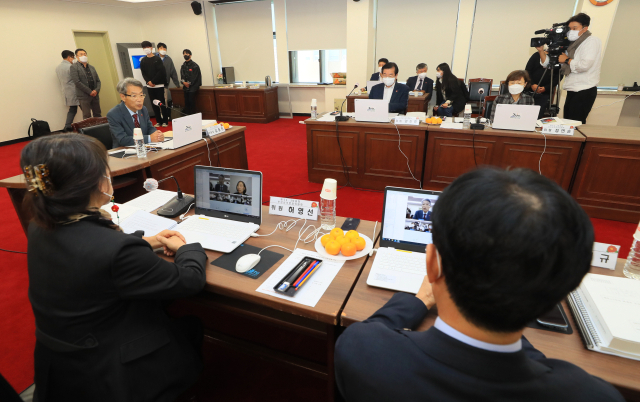 27일 오후 제주도청에서 제주4·3위원회 보상심의분과위원회 회의가 열리고 있다. 연합뉴스