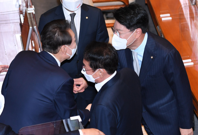 윤석열 대통령이 25일 오전 국회 본회의장에서 내년도 정부 예산안에 대한 시정연설을 마친 뒤 회의장을 나가며 장제원 의원과 인사하고 있다. 연합뉴스