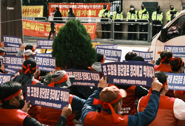전국화학노조 산하 푸르밀 노조가 26일 서울 영등포구 푸르밀 본사 앞에서 푸르밀 정리해고 규탄 결의대회를 열고 정리해고 철회를 촉구하고 있다. 연합뉴스