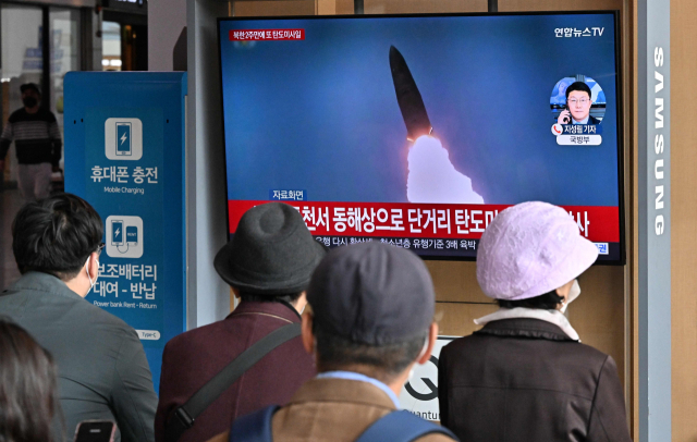 지난달 28일 서울의 한 철도역에서 시민들이 TV를 통해 북한 탄도미사일 시험발사 방송을 지켜보고 있다. 연합뉴스