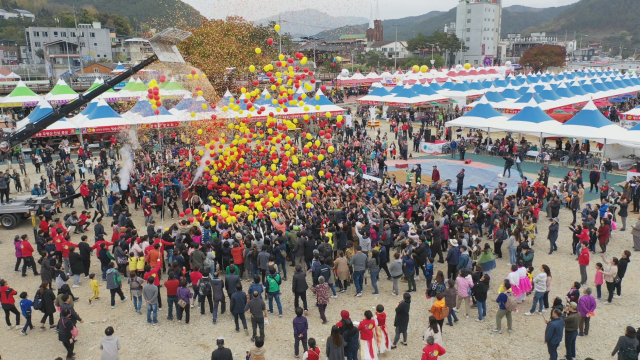 주민이 만들어가는 청송사과축제는 초대박 행진이 이어지고 있다. 코로나19로 3년 만에 열린 지난해 축제는 전국에서 40만명이 몰려 풍성한 행사가 됐다. 사진은 예전 청송사과축제 모습. 매일신문 DB