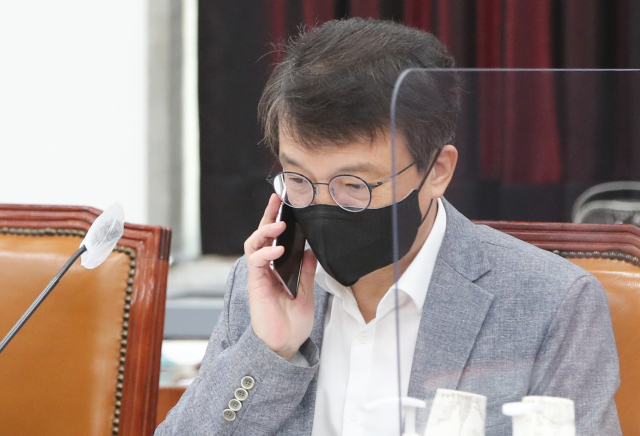 더불어민주당 김의겸 의원이 28일 서울 여의도 국회에서 열린 정보위원회의 경찰청에 대한 국정감사에서 통화하고 있다. 연합뉴스