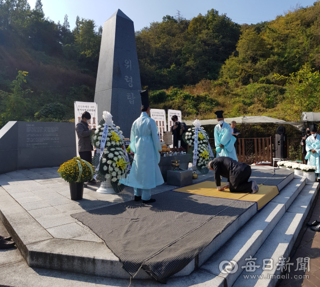 경산 와촌면 박사리유족회 윤성해 회장이 28일 오후 경산코발트광산 민간인 희생자 위령탑에서 참배를 하며 희생자들을 추모하고 있다. 서광호 기자