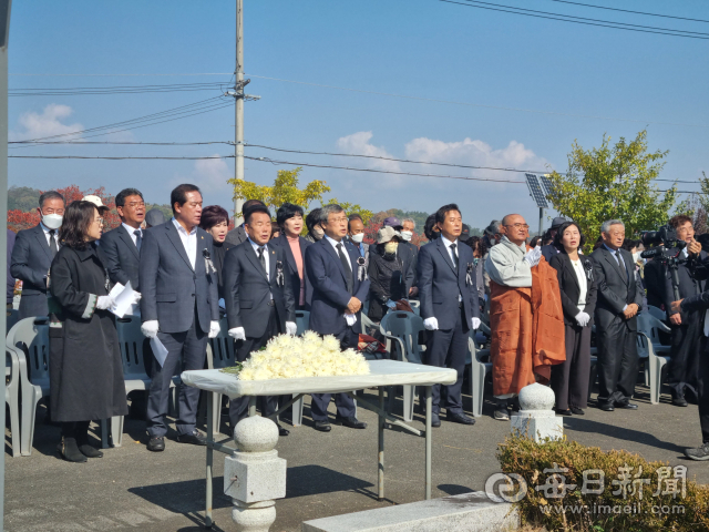 28일 오전 경산 와촌면 박사리 반공희생자위령탑에서 열린 제42회 자유수호 희생자 합동위령제 참석자들이 희생자들을 추모하고 있다. 경산시 제공