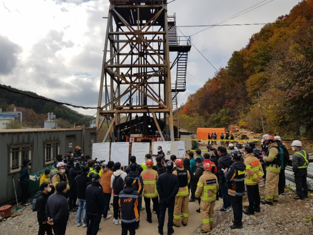 구조작업에 나선 소방당국이 브리핑을 하고 있다.봉화소방서 제공