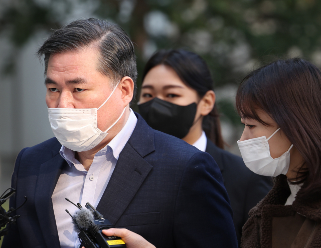 유동규 전 성남도시개발공사 본부장이 28일 오전 서울 서초동 서울중앙지법에서 열리는 대장동 개발 사업 로비·특혜 의혹 관련 재판에 출석하고 있다. 연합뉴스