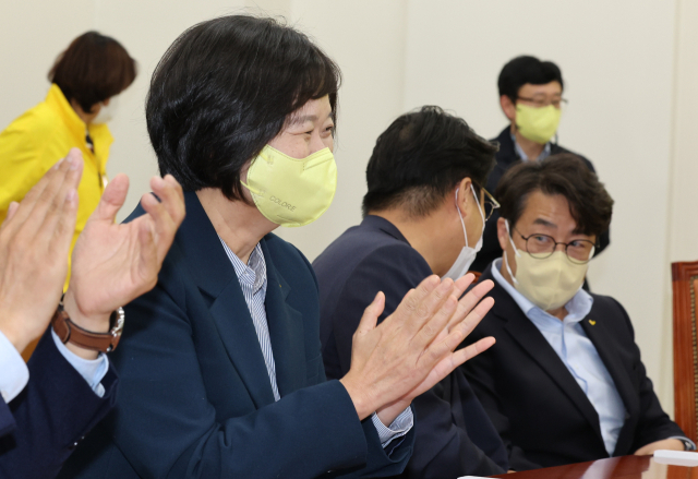 정의당 이정미 당대표 후보(왼쪽)가 19일 오후 서울 여의도 국회에서 열린 정의당 제7기 신임 대표단 선출 보고대회에서 박수치고 있다. 이 후보는 49.91%의 득표율을 기록, 17.66%의 득표율을 기록한 김윤기 후보(오른쪽)와 결선 투표를 치르게 됐다. 연합뉴스