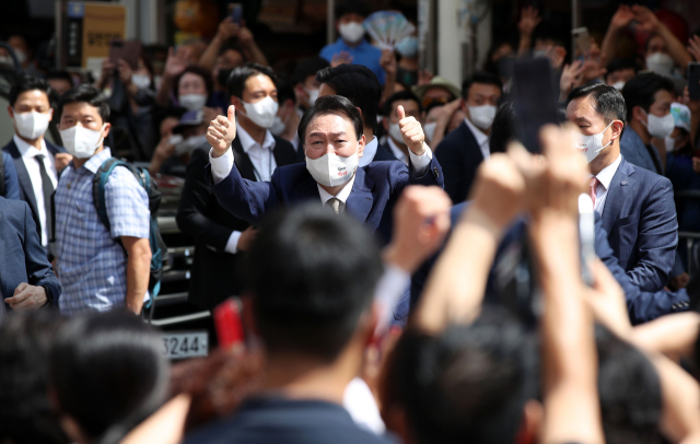 윤석열 대통령이 26일 오후 대구 중구 서문시장을 둘러본 뒤 시민들을 향해 