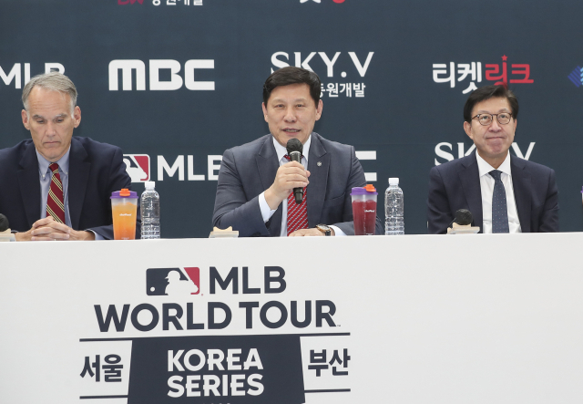 허구연 KBO 총재가 19일 오후 부산시청 로비에서 열린 국내 프로야구 출범 후 최초의 메이저리그 공식 경기인 코리안 투어에 대한 공식 기자회견에서 인사말을 하고 있다. 연합뉴스