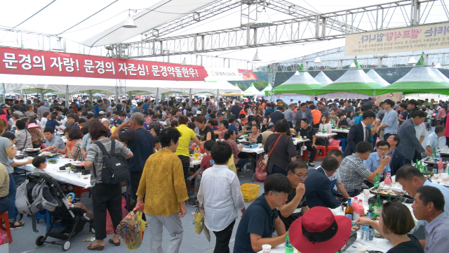 지난 2018년 문경약돌한우축제 당시 북적였던 구이터. 문경시 제공