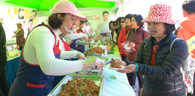 지난 2018년 문경약돌한우축제 당시 북적였던 한우 무료시식 코너. 문경시 제공