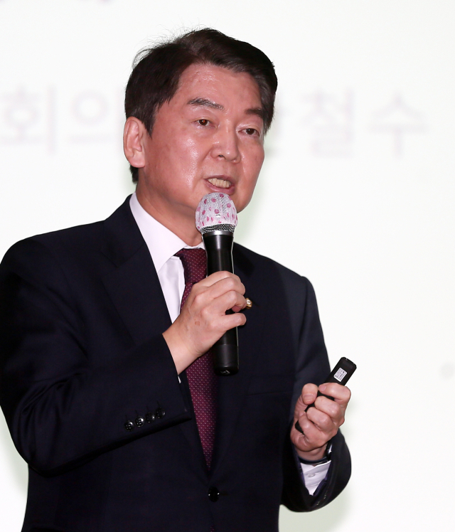 당권 도전을 선언한 안철수 의원이 29일 제주벤처마루에서 국민의힘 제주도당 당원 연수 특강을 하고 있다. 연합뉴스